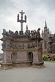 Guimiliau, church enclosure, monumental calvary